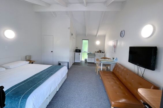 Basic Studio - bed and living area