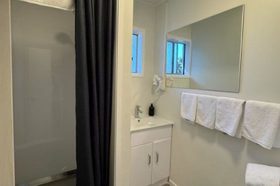 Family Room for 4 - bathroom